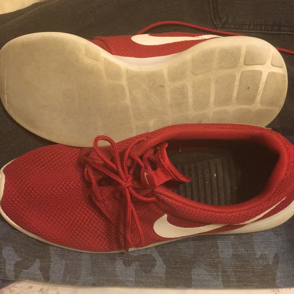 Used Red Nike Roshes